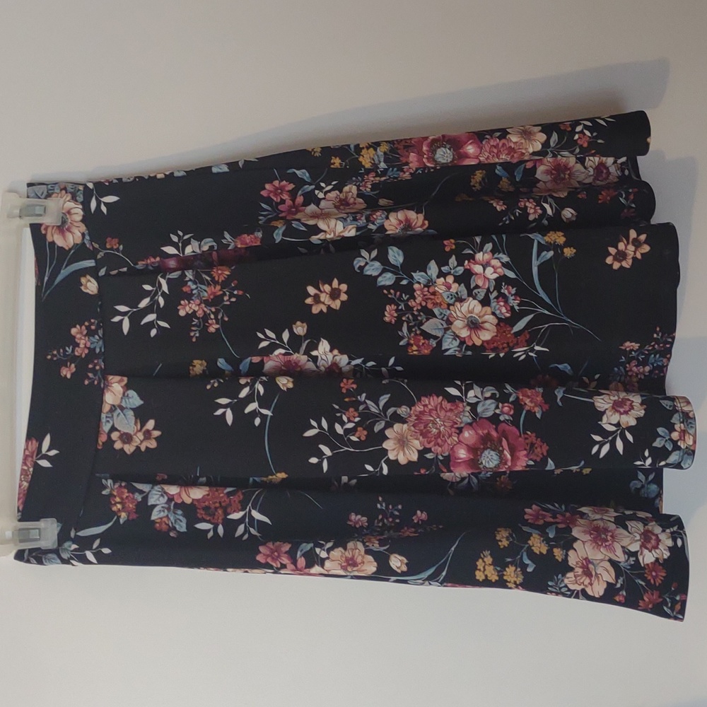 Beautiful floral pleated midi skirt